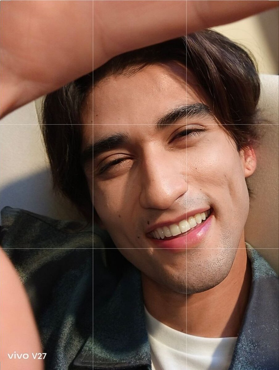 На этом фото складка века и основание нижней губы лежат строго на узловых точках — именно такое расположение лица на снимке и делает кадр таким динамичным и выразительным