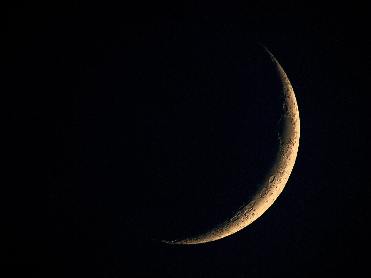Луна в 10 м. Изображение новолуние чб 8к. Старт новый месяц. Crescent. New Moon Black Muslim.