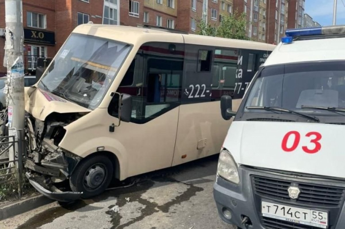    В Омске микроавтобус с пассажирами влетел в столб, водитель скончался