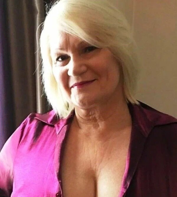 Женщина 60+с большим декольте