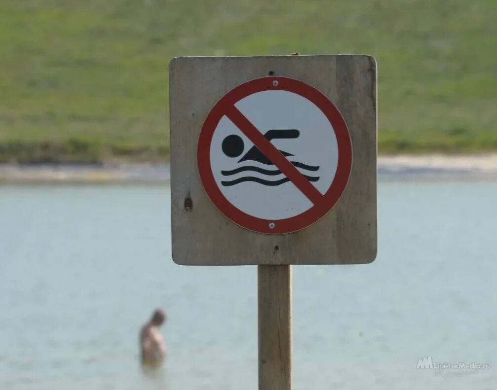 Запрет плавать на лодке. Табличка не купаться. Купаться запрещено табличка. Аншлаг купание запрещено. Знак запрета купания.