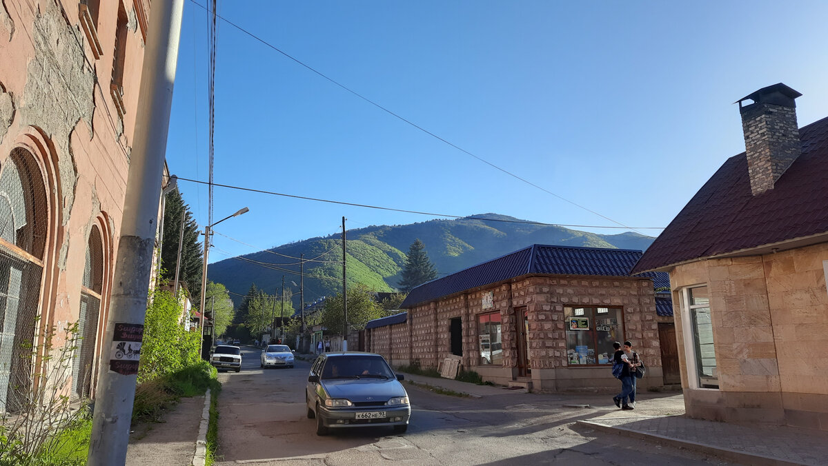 Просто посмотрела в проулок