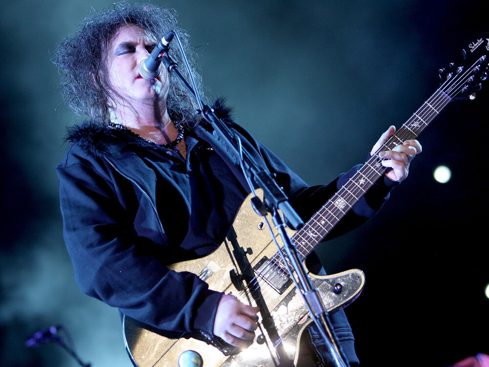 Роберт Джеймс Смит - Британский гитарист, вокалист и автор песен, лидер и единственный постоянный участник рок-группы The Cure с момента её основания в 1978 году