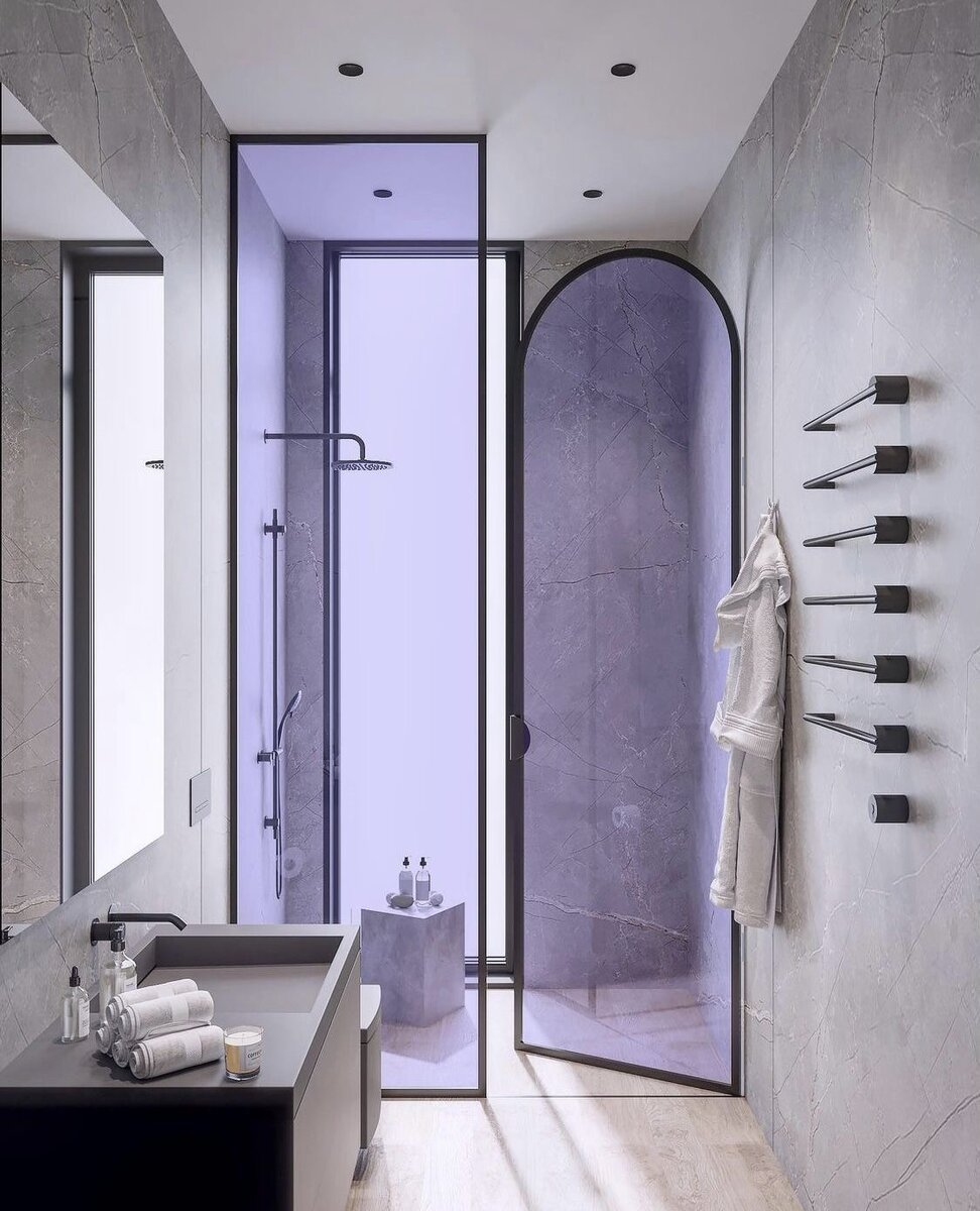 Душевая ограждена стеклянной перегородкой в фиолетовом цвете   