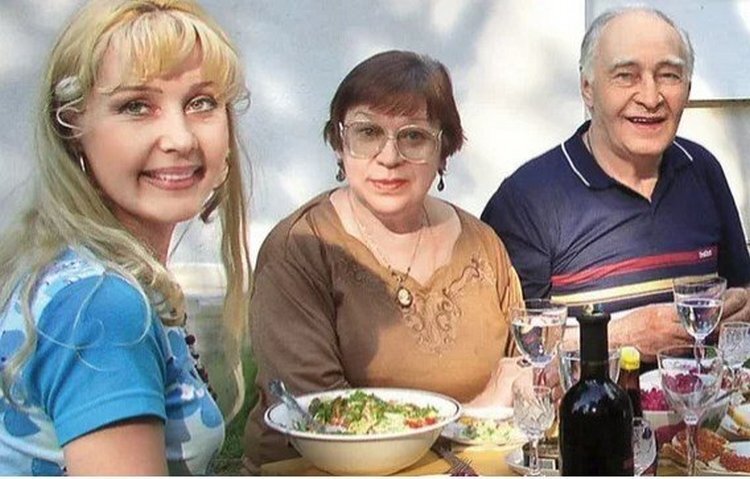 С женой и дочерью