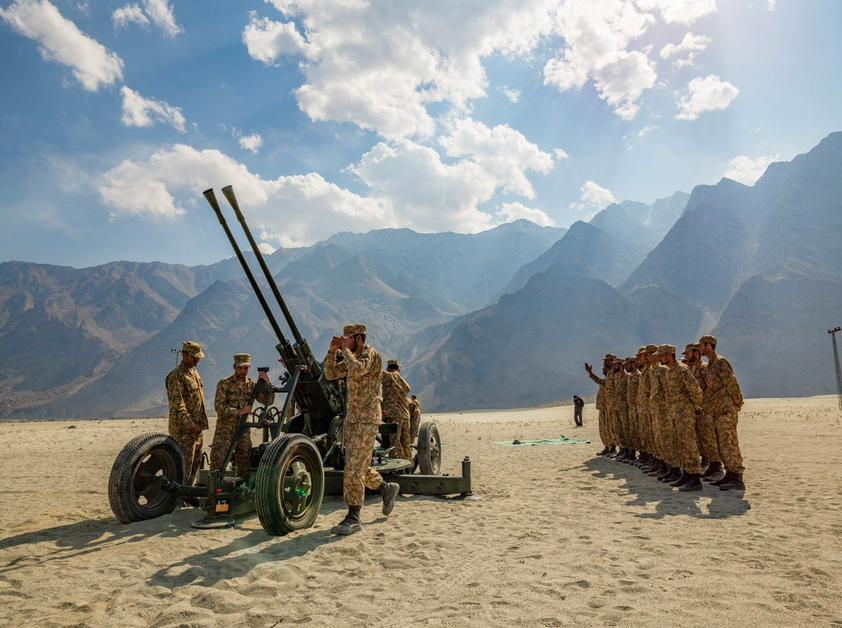 Пакистанские солдаты осваивают 37-миллиметровую зенитную пушку. Военные действия прекратились в 2003-м, но тысячи военных остаются в полной боеготовности. Фото: Кори Ричардс
