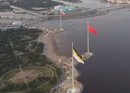    Флаги на башнях