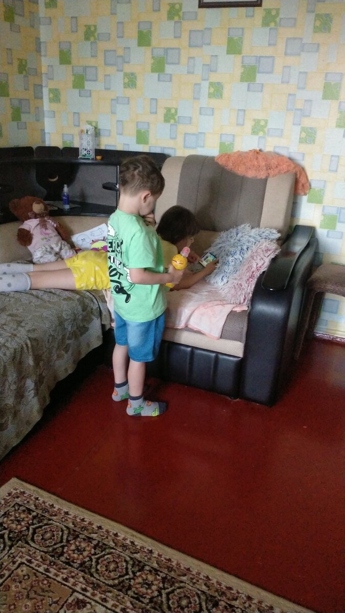 Диван большой, но спать не удобно