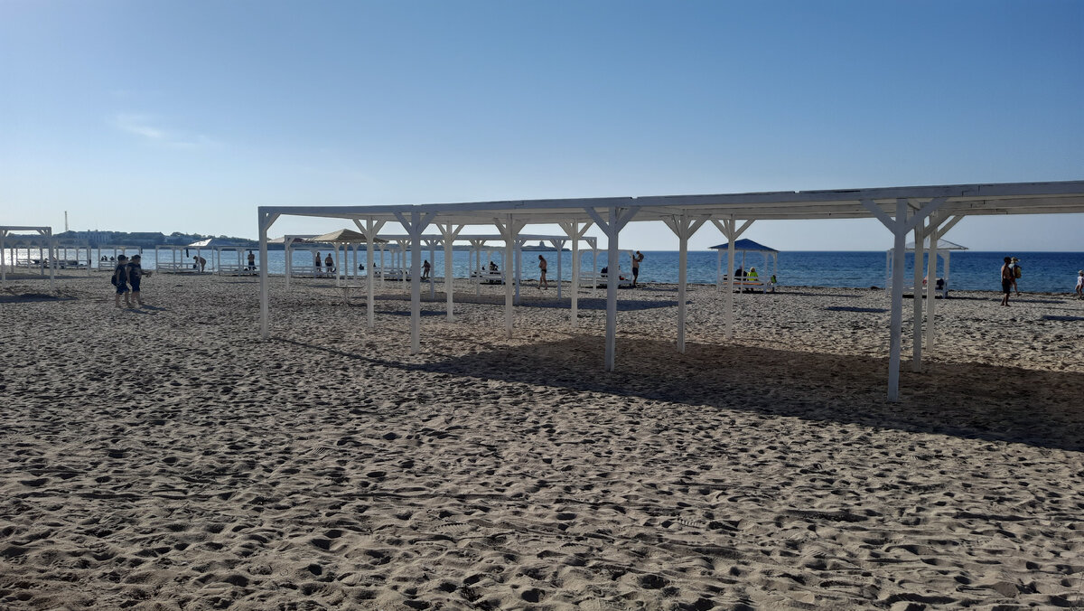 Людей не много.