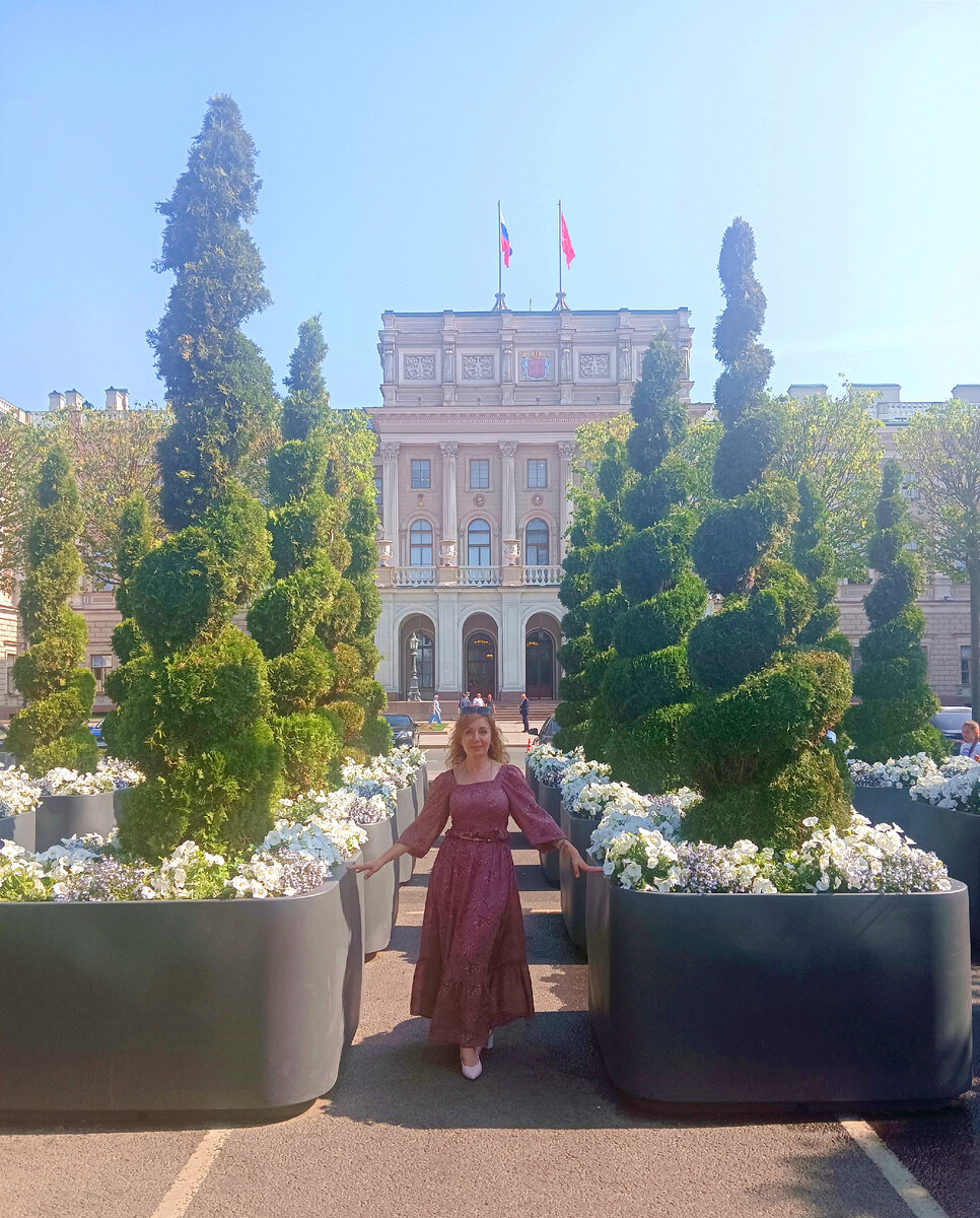 Автор в новом саду. Простите, очень солнечно!)) Не знаю, что еще можно предпринять, чтоб четче были фото. Солнце в кадре все равно!