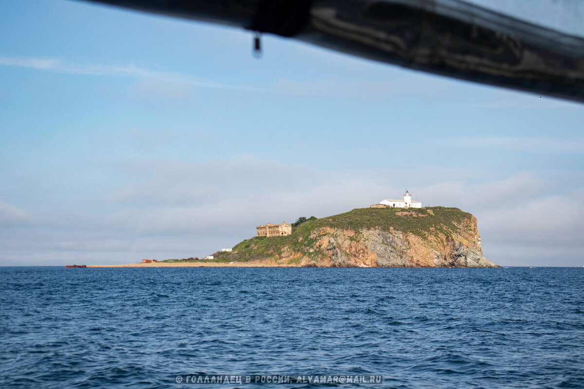 Это маяк Скрыплёва, он находится на небольшом острове. Фото: из личного архива