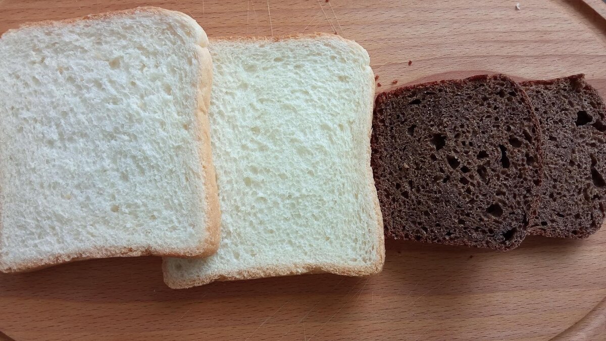 В последнее время хлеб мы едим не так и часто. И иногда за день уходит не больше 2-3 кусочков. Причем, кто-то из семьи любит исключительно белый хлеб, другим же по вкусу ржаной.-2