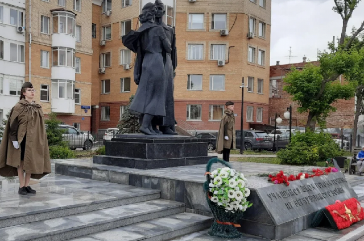    Тюменские поисковики несут почетный караул