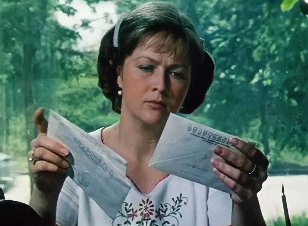 Кадр из советского фильма «Одиноким предоставляется общежитие» 