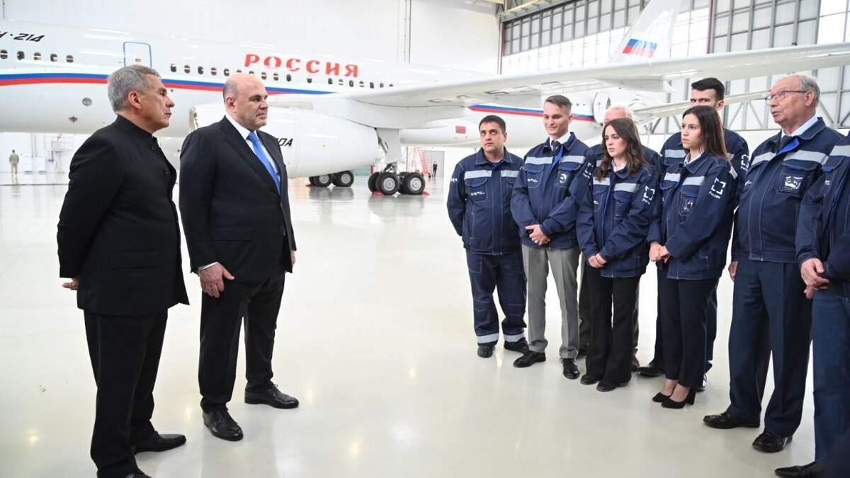     Премьер-министр России Михаил Мишустин побывал в салоне самолета Ту-214. Кадры с его посещения Казанского авиационного завода появились в Telegram-канале правительства страны.