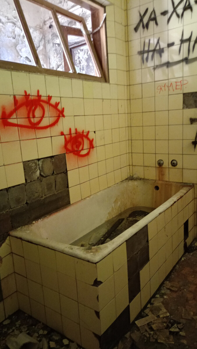 А ведь в этой ванне когда-то кто-то мылся 