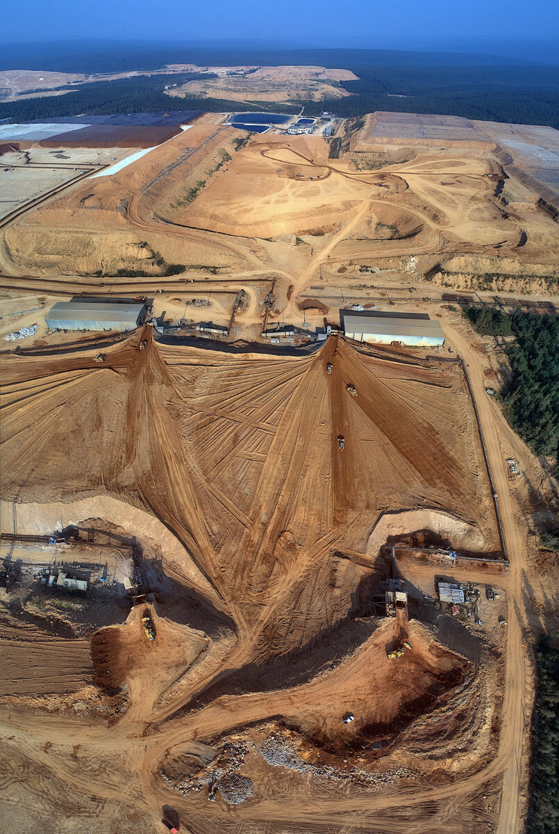 На фото со страницы ВК ПАО «Селигдар» - участок рудоподготовки на одном из горнорудных комплексов в Якутии. 