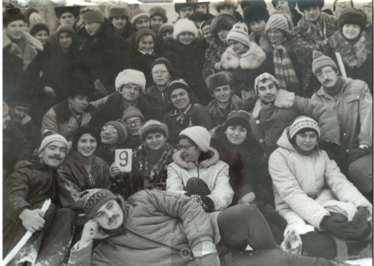 Студенты мехмата НГУ (мой факультет) в День математика. 1984 год.