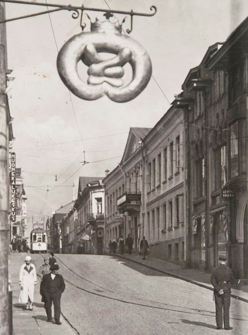 Вывеска на фоне бывшего дома губернского правления, Крепостная ул. (Linnankatu) 1930-е. Источник: pastvu