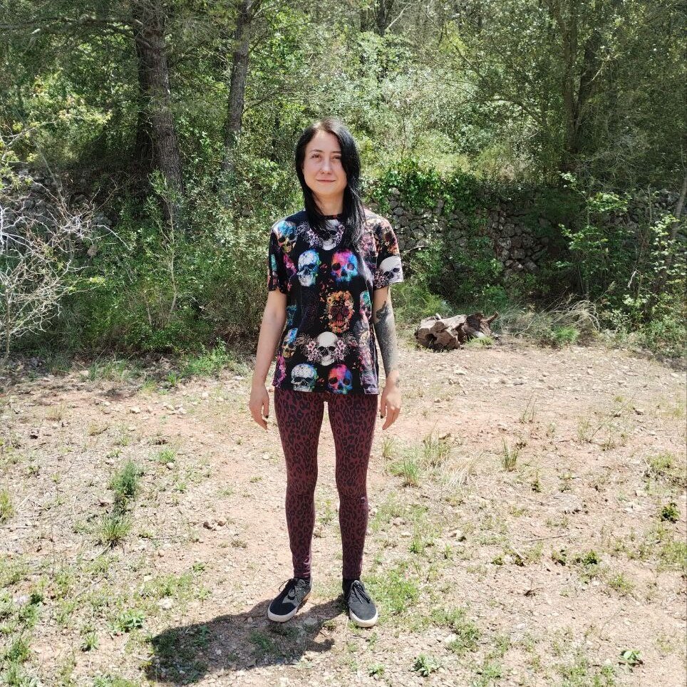 На этом уникальном фото вы можете видеть автора не в чёрном. Я так давно не меняла аватар в соцсетях, что подписчики начали забывать, как я выгляжу. Буду исправляться)