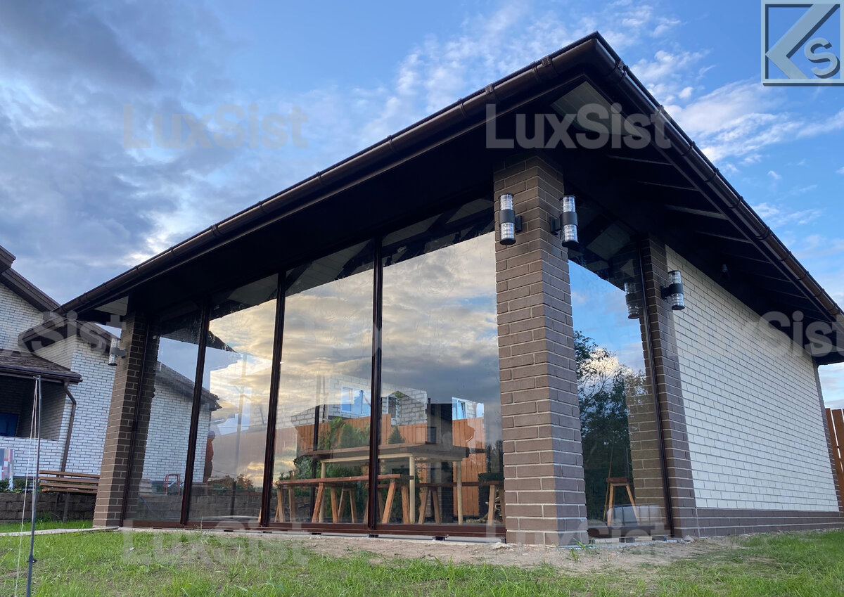 Беседка с раздвижным остеклением от компании LuxSist.