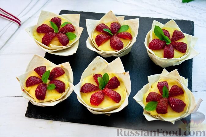 Пирог с клубникой из лаваша