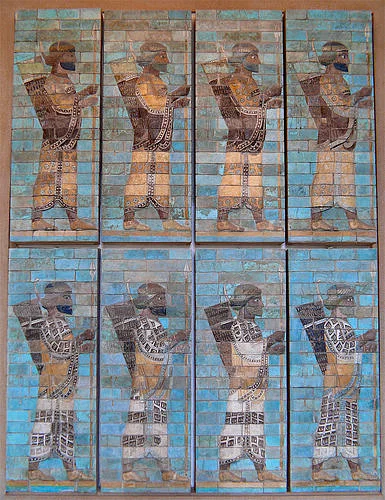 Десять тысяч Бессмертных были элитой персидской армии империи Ахеменидов (ок. 550–330 до н. э.). Они составляли личную охрану царя, а также считались ударными отрядами пехоты в персидской войне.