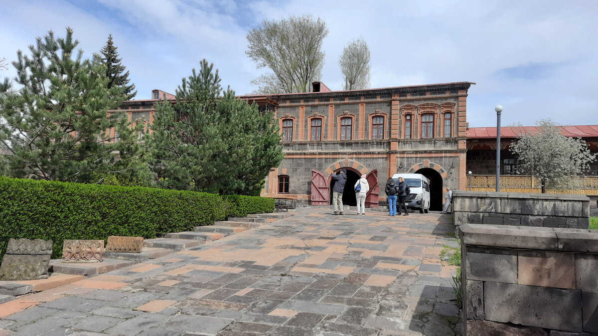 Музей занимает старинный двухэтажный особняк.