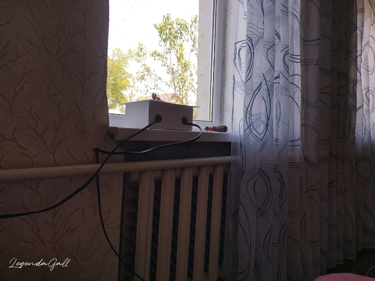 А это электрический щиток. Чтобы установить его по уму, нужно отключать линию от счетчика. Так что пока в доме