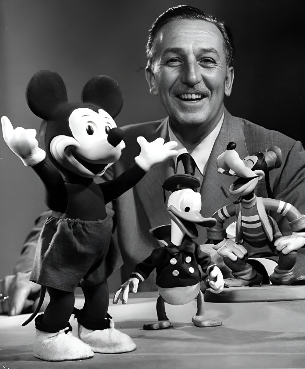 Уолт дисней освальд. Уолт дисней 1928. Год первого мультфильма. Уолт дисней и микки маус. Уолт дисней анимационная студия.