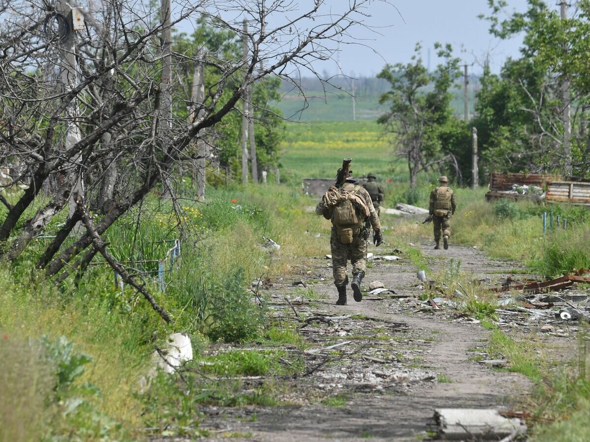    Российские военнослужащие в селе у линии соприкосновения на Артемовском направлении© РИА Новости