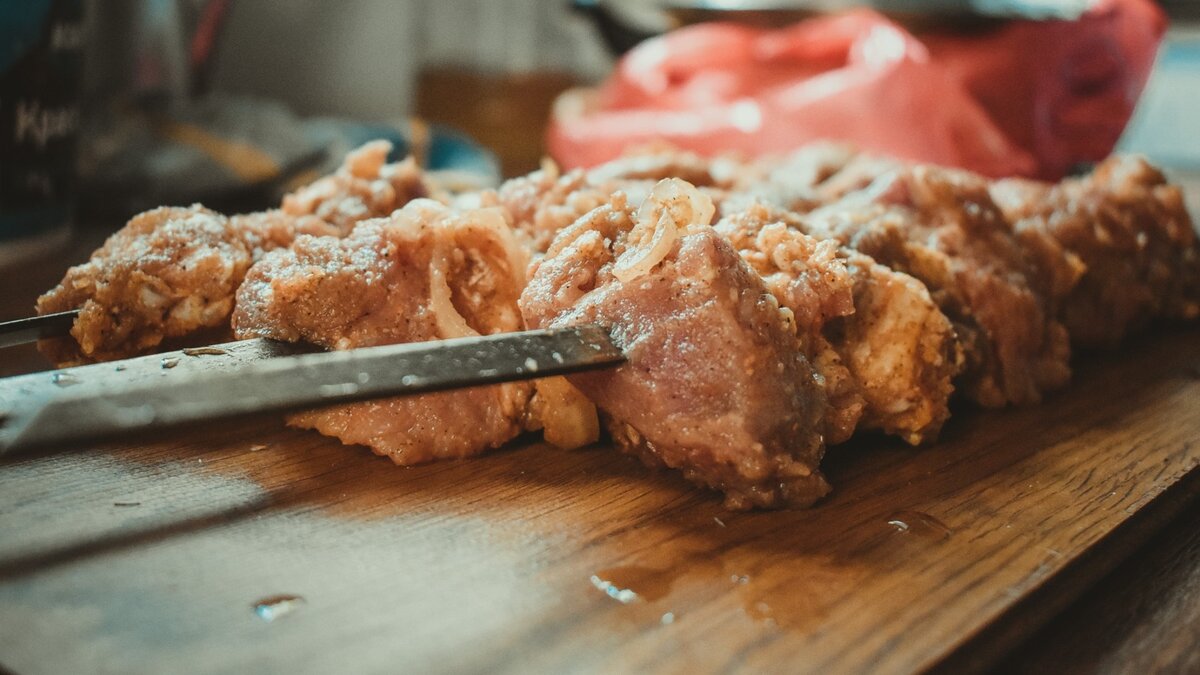     Углеводы — это основное питательное вещество, которое организм превращает в глюкозу для выработки. Низкоуглеводная диета приводит к пищевому кетозу. Печень начинает производить кетоны — топливо, которое вырабатывается, когда организму не хватает энергии для сжигания жира.