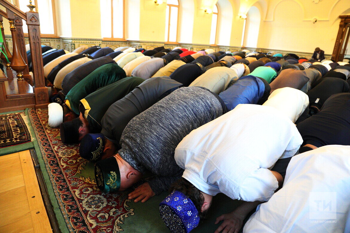 Мусульманский праздник 20. Мечеть Курбан байрам. Курбан-байрам 2023. Курбан байрам в 2023 году. Татары в мечети.