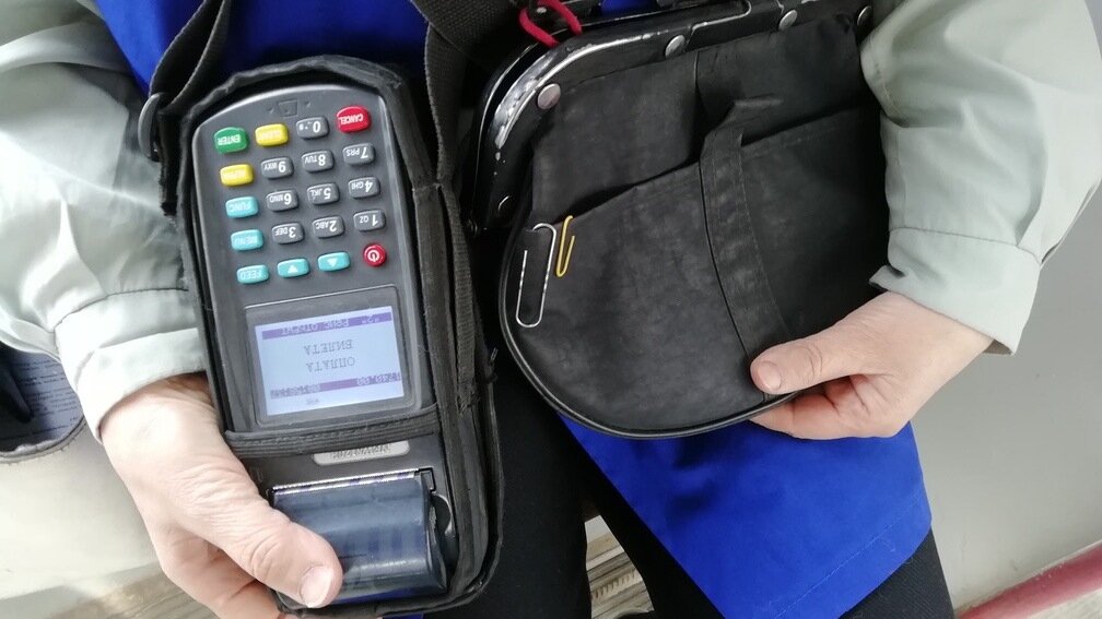     В Казани местные жители продолжают жаловаться на работающее в автобусах отопление. Очередное негодование вновь появилось в комментариях Telegram-канала городской администрации.