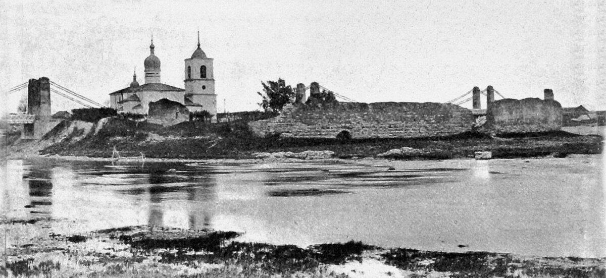 Развалины крепости в г. Остров, довоенное фото.