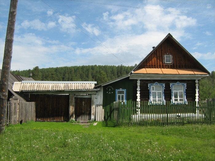 Домик тоже для иллюстрации. Но примерно такой и был у нас. 