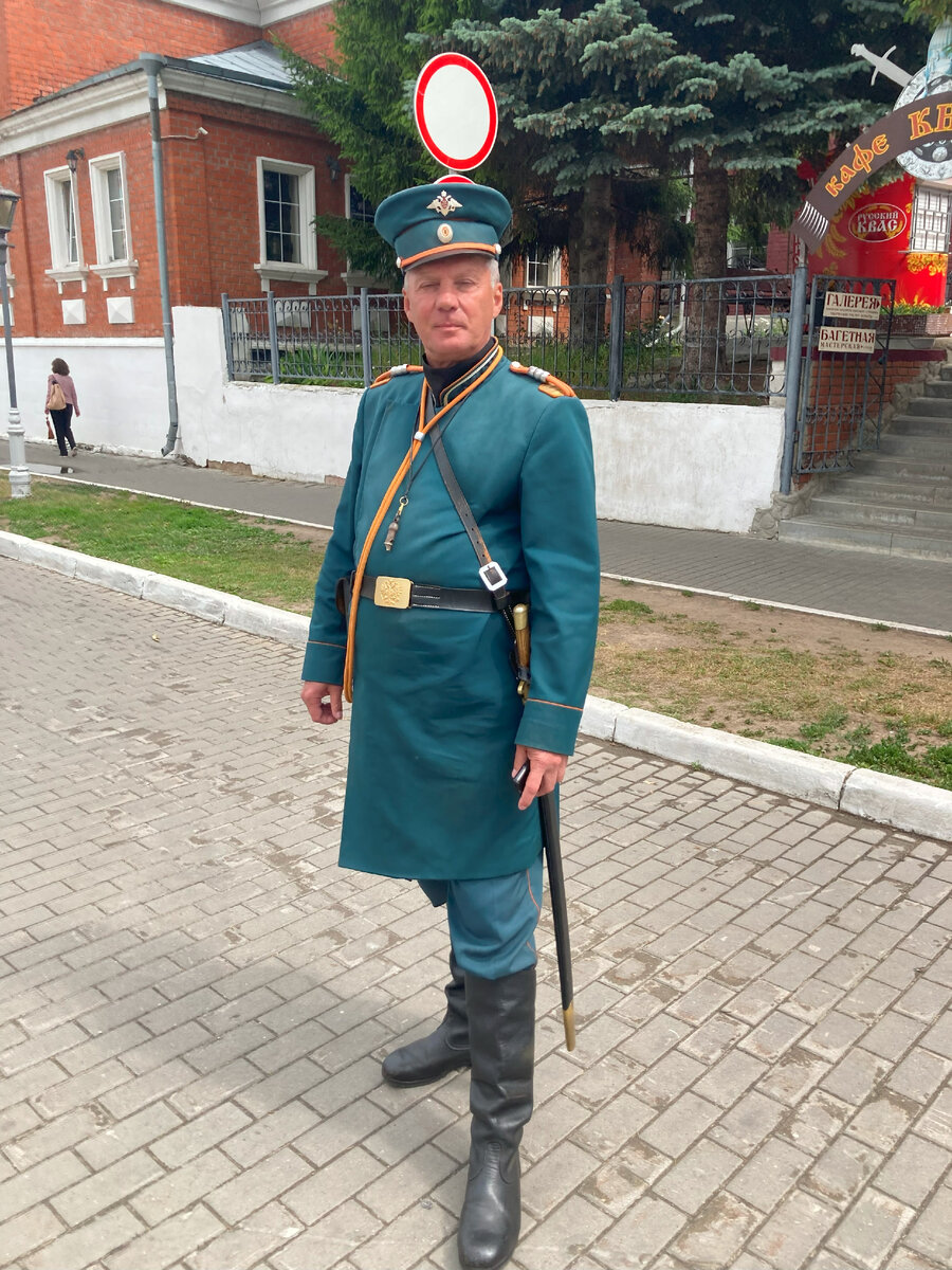 Городовой Коломны с шашкой на ремне