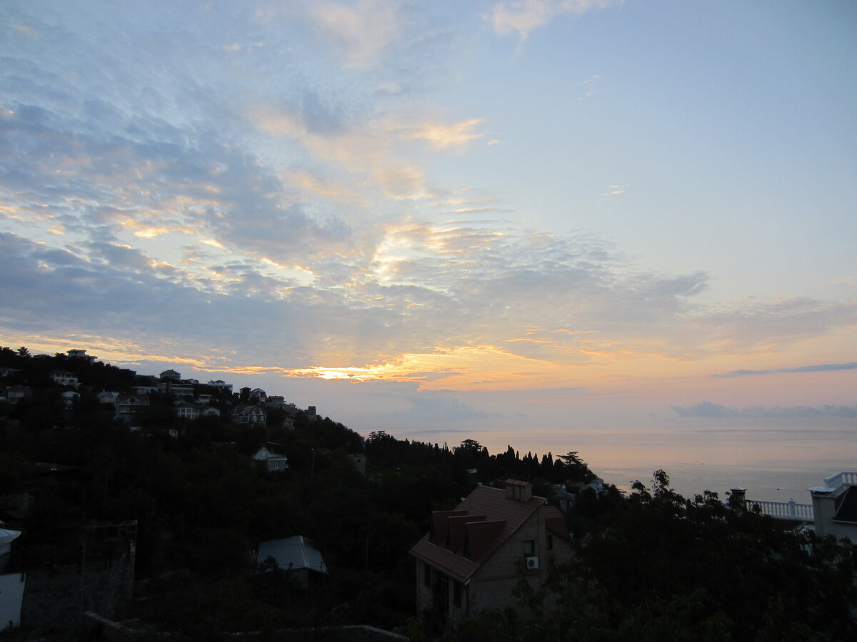 Мисхор, вид из окна столовой гостевого дома, рассвет