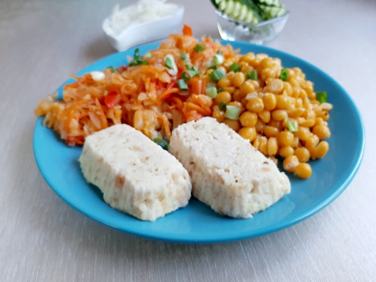 Замечательный обед от Валентины: рыбно-творожные котлеты, нут, тушеная капуста. Ловите идею!