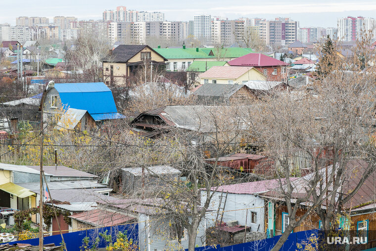    Заречная часть города наполнена частными домами