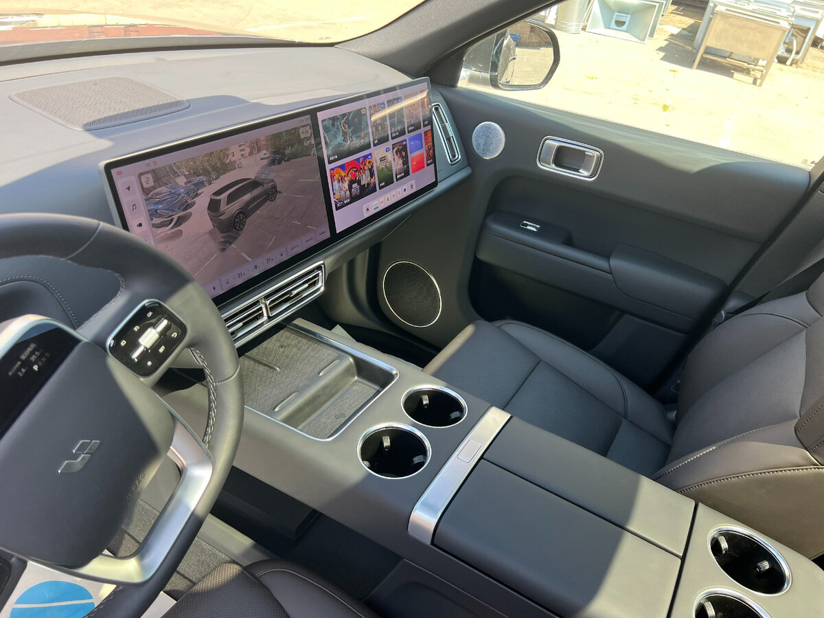 Салон гибрид LiXiang L8 коричневого цвета.