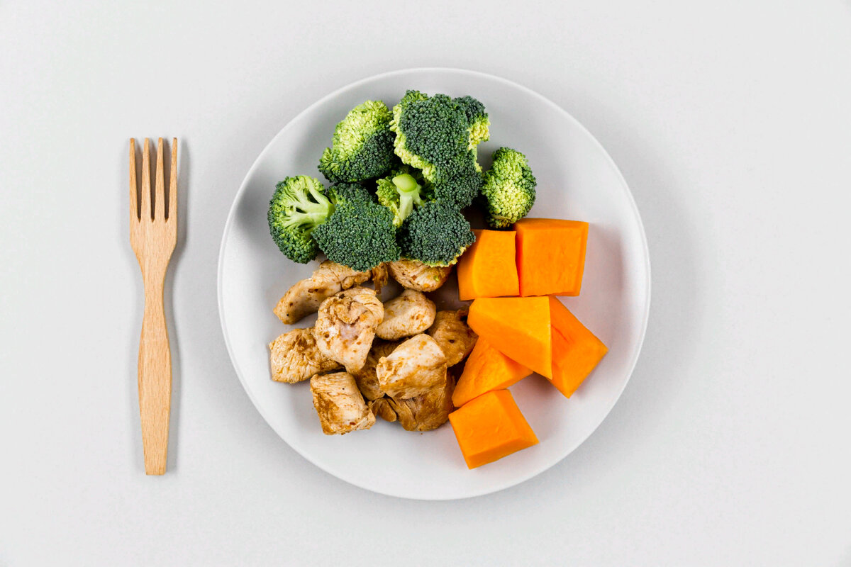    Если вы не знакомы с палео-диетой, то она предлагает питаться в основном мясом, фруктами и овощами, сводя к минимуму или полностью исключая зерновые, бобовые, молочные продукты, картофель, рафинированные растительные масла и алкоголь.Freepik