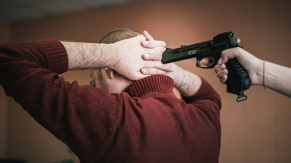     В Ростовской области закрытый еще с начала СВО аэропорт ищет работников, пока в Цимлянском водохранилище караси отвоевывают территорию и ресурсы у других видов, а в Шахтах местный житель устраивает пожар, стрельбу и прощается с жизнью.