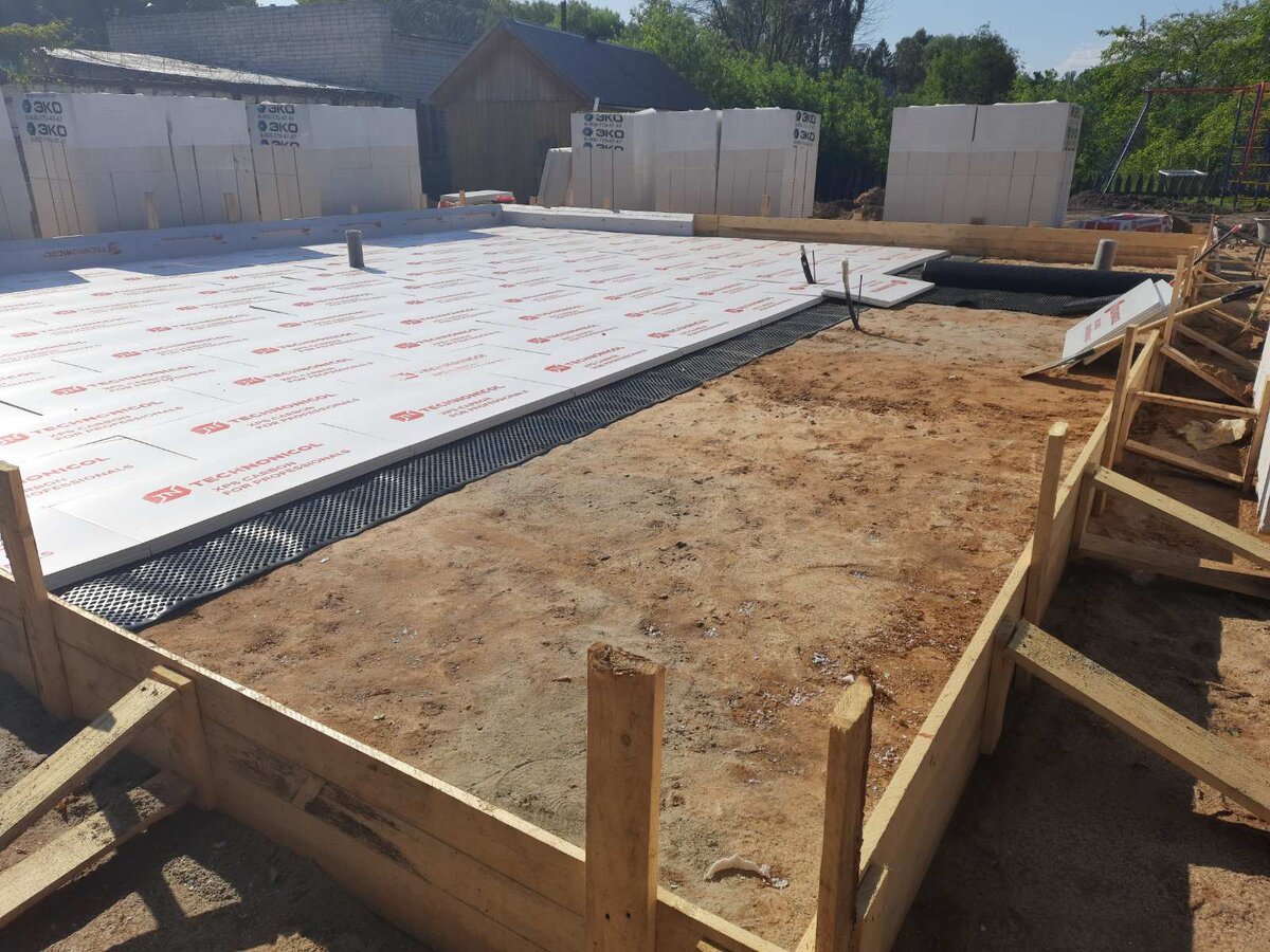 На отсыпку из ПГС выставили опалубку, проложили плантер (неоднозначное решение) и укладываем утеплитель