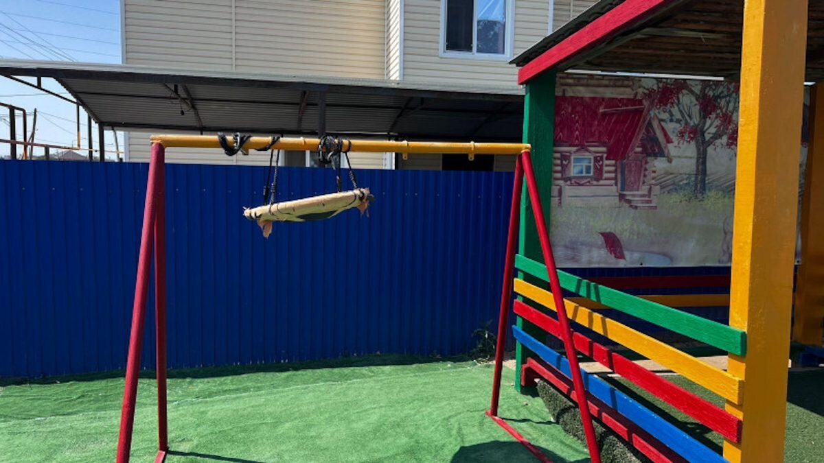    Качели в детсаду, на которых и случилась трагедия. Фото: Atpress.kz Рашид Ахмежанов