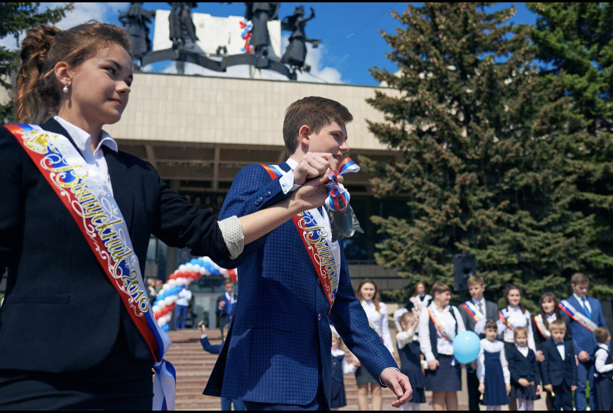 Последний звонок, Вику и Пашу выбрали как лучших учеников лицея, звонить в колокольчик