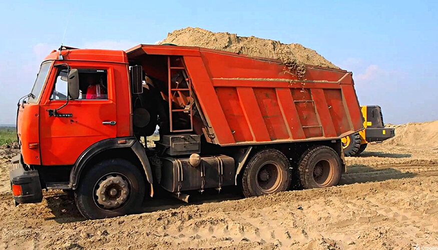 самосвал с песком