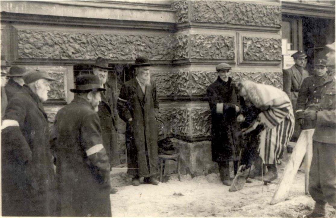 Эсэсовцы заставляют евреев молиться на улице. Wikimedia Commons