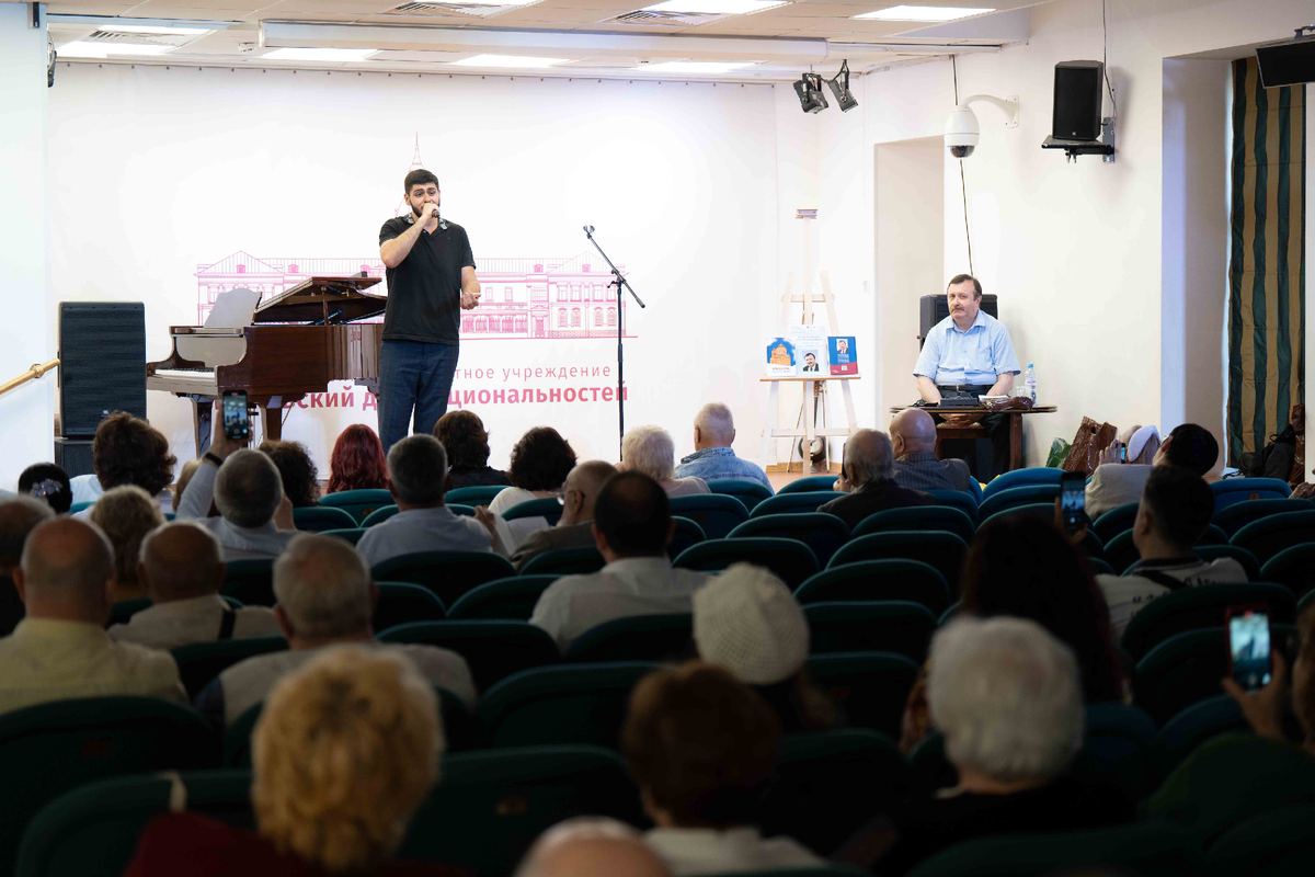 Недавно состоялось очень значимое для меня событие. Была издана моя книга «Армянский мир Александра Ерканяна». В Москве состоялись две её торжественные презентации. Но обо всём по порядку.-12