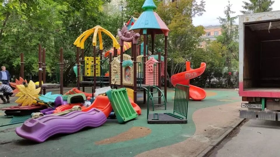     Жители Тихого центра выразили возмущение сносом детской площадки. Несколько лет назад ее установил частный меценат.